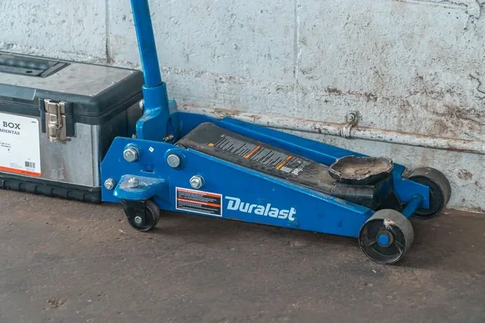 Here Are the Best Hydraulic Jacks You Can Buy Today